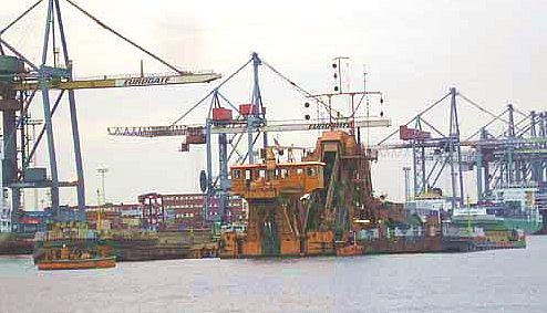 Eimerkettenbagger im Hafen